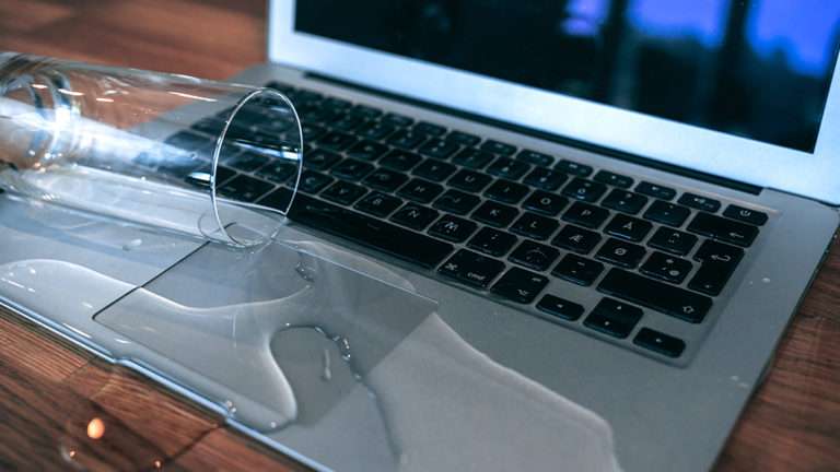Comment réparer un MacBook qui a pris l'eau